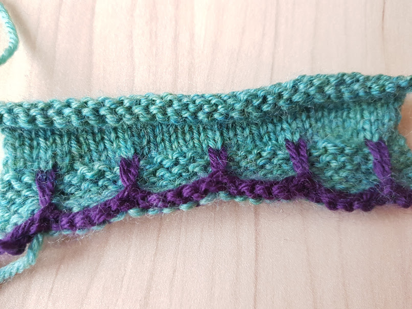 colorful cast ons - Slip Stitch Scallop Edge - as you can see it rolls up a bit