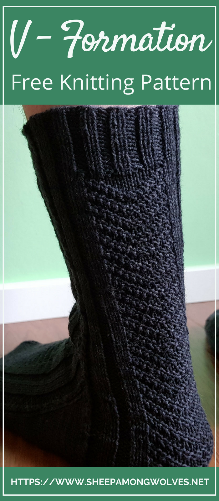 Free sock knitting pattern by Nadja Senoucci. Ravelry link included in the blog post. Click here and to get the pattern!