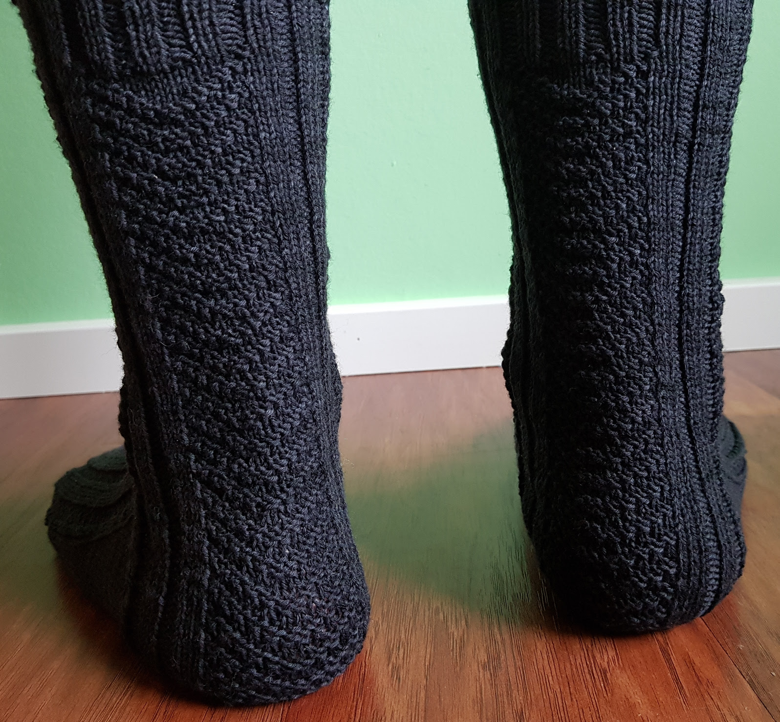 Pretty heel flap - V-Formation free sock knitting pattern by Nadja Senoucci