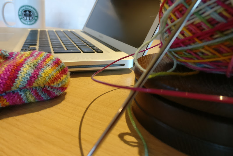 knitting blogger - laptop and knitting